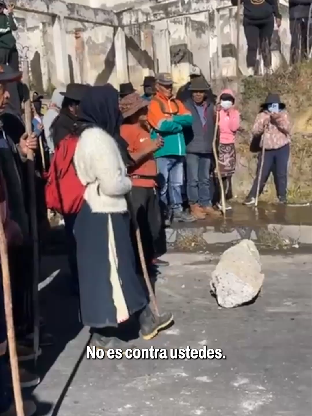 📍 Sierra norte En plena protesta, los comuneros insisten: su demanda es contra las políticas del Gobierno, no contra la fuerza pública. Exigen respeto a su derecho a la manifestación sin represión.