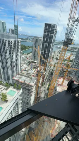 De la rastra pa’ las alturas 🚛⬆️🏗️ Miami crane life 🌴🔥#towercraneoperator #work #foryoupage #fyp #crane 