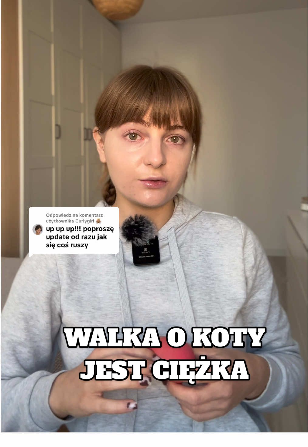 Odpowiadanie użytkownikowi @Curlygirl 👼🏽  Z kotami to jest ciężka sprawa…  Właśnie te słowa usłyszeliśmy od Pani pracującej w Centrum Zarządzania Kryzysowego - no cóż, koty w Polsce uznawane są za zwierzęta wolnożyjące, więc co z tego, że przebywają w skrajnie niebezpiecznych warunkach jakimi jest np. para o temperaturze 535 stopni, czy działające maszyny, w które łatwo się wkręcić 🤷‍♀️ Jedyne na co zasługują, to ich sterylizacja i ponowny powrót w miejsce bytowania.  Niestety takie są realia. Chcesz pomóc, ale Twoje ręce są związane. I to chyba boli najbardziej.  Nie poddajemy się! Mamy światełko w tunelu, bo trafiliśmy na jedną cudowną osobę, która z własnej dobroci serca chce nam pomóc. Ale o tym w części 3, która już wkrótce! 🔜  #bezdomniaki #bezdomnekoty #koty ##kot