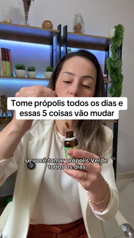 Se voce tomar própolis verde todos os dias, por 7 dias, voce vai notar essas 5 mudanças no seu corpo e na sua pele: - redução da inflamação da acne - menos inflamações recorrentes - melhora da imunidade - melhora do intestino - cicatrização mais rápida - sono de melhor qualidade - Pode usar em cápsulas: 500mg/ dia - Pode usar em gotas (extrato alcoolico): 20 a 30 gotas por dia, até seu peso dividido por 2 em momentos de crise. • Desinflamação do intestino: https://pmc.ncbi.nlm.nih.gov/articles/PMC9179135/ • Sono: https://pubmed.ncbi.nlm.nih.gov/31451248/ • Acne: https://pmc.ncbi.nlm.nih.gov/articles/PMC6298394/ • propriedade antialérgica: https://pmc.ncbi.nlm.nih.gov/articles/PMC8816323/ • Imunidade: https://pmc.ncbi.nlm.nih.gov/articles/PMC9504311