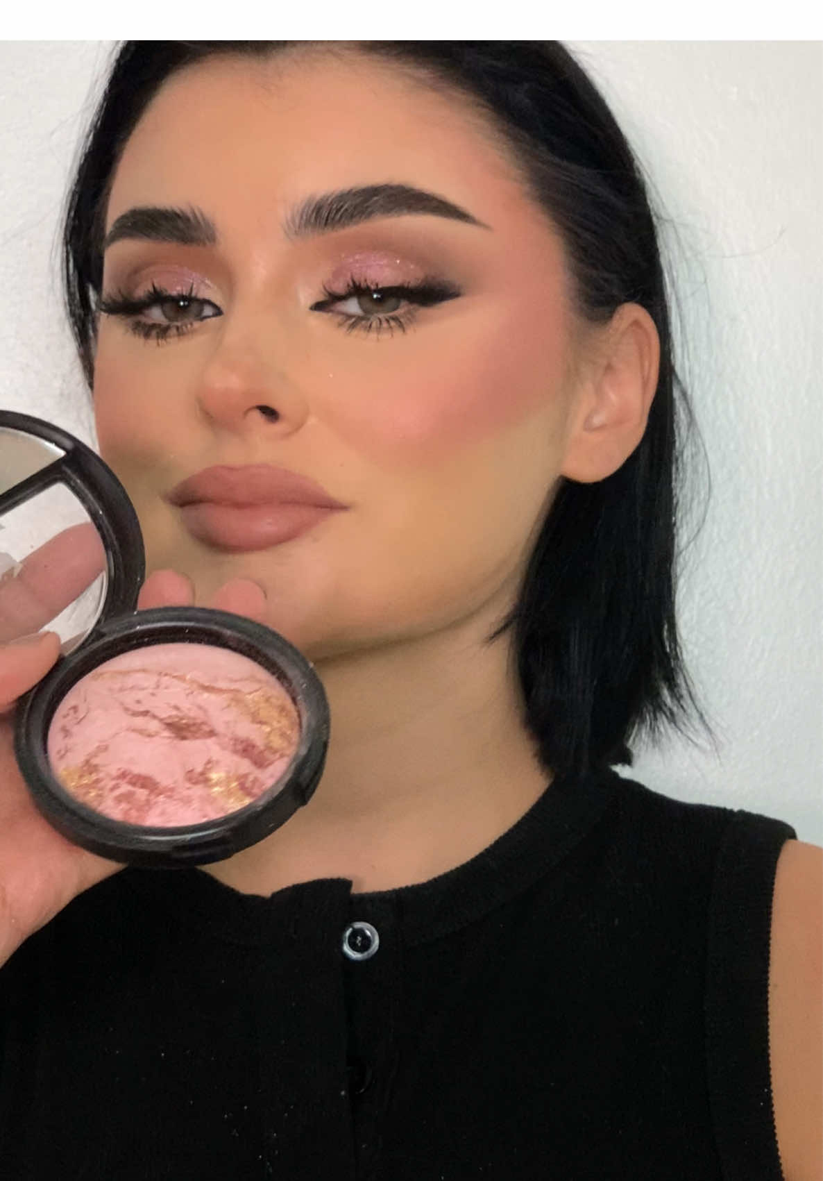 . . New notes for makeup’s 💕🌷 . . البلاشر الخيالي من فلورمار @Flormar Middle East  الاضاءة من ريربيوتي  اسمها exhilarate @Rare Beauty  . . #fypシ゚ #اكسبلورexplore #الشعب_الصيني_ماله_حل😂😂 #makeupartist #explore 