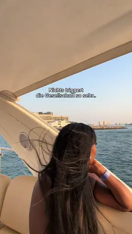 Eine Mutter, die ihr Leben lebt, passt nicht ins gesellschaftliche Idealbild der aufopferungsvollen, IMMER verfügbaren Mama. Während  Männer  für Selbstverwirklichung gefeiert werden – von  Frauen wird gesellschaftlich noch heute eher was anderes erwartet... #momlife #mamasein #firsttimemom 