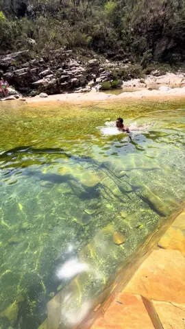 ✨ Cachoeira Beija-Flor, um verdadeiro presente da Serra da Canastra! 💙 Água cristalina, perfeita para um mergulho revigorante em meio à natureza de Capitólio. 🌿💦