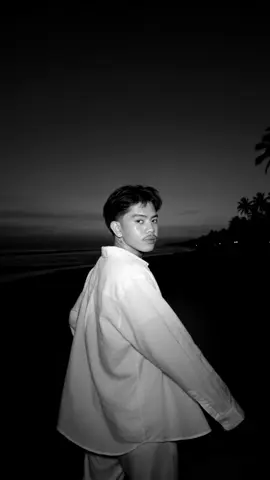 @pollux:Prompt: Make me look like i'm on a beach where its dark but someone took my picture from a flash and face is a bit glittery and glowing. In the background add the sunset like the sun has 98% set leaving purple red sky and its almost dark. The image is taken from behind my back and i've been told to turn for the picture. im wearing beach white outfit #geminiai  #fyp  #foryoupage  #fypage 