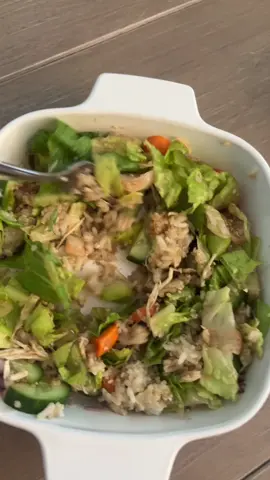 make my chicken quinoa bowl with me!!  i literally make this all the time it’s so good. #cook #salad #chickenbowl #healthyfoods #healthyeating 
