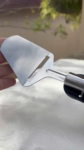 ✨ Plaina para cortar queijos! 🌟 Prática, resistente e perfeita para fatias finas e uniformes. 👉 Já disponível no TikTok Shop – garanta a sua agora mesmo! #tiktokshop #queijo #CozinhaPrática #inox 