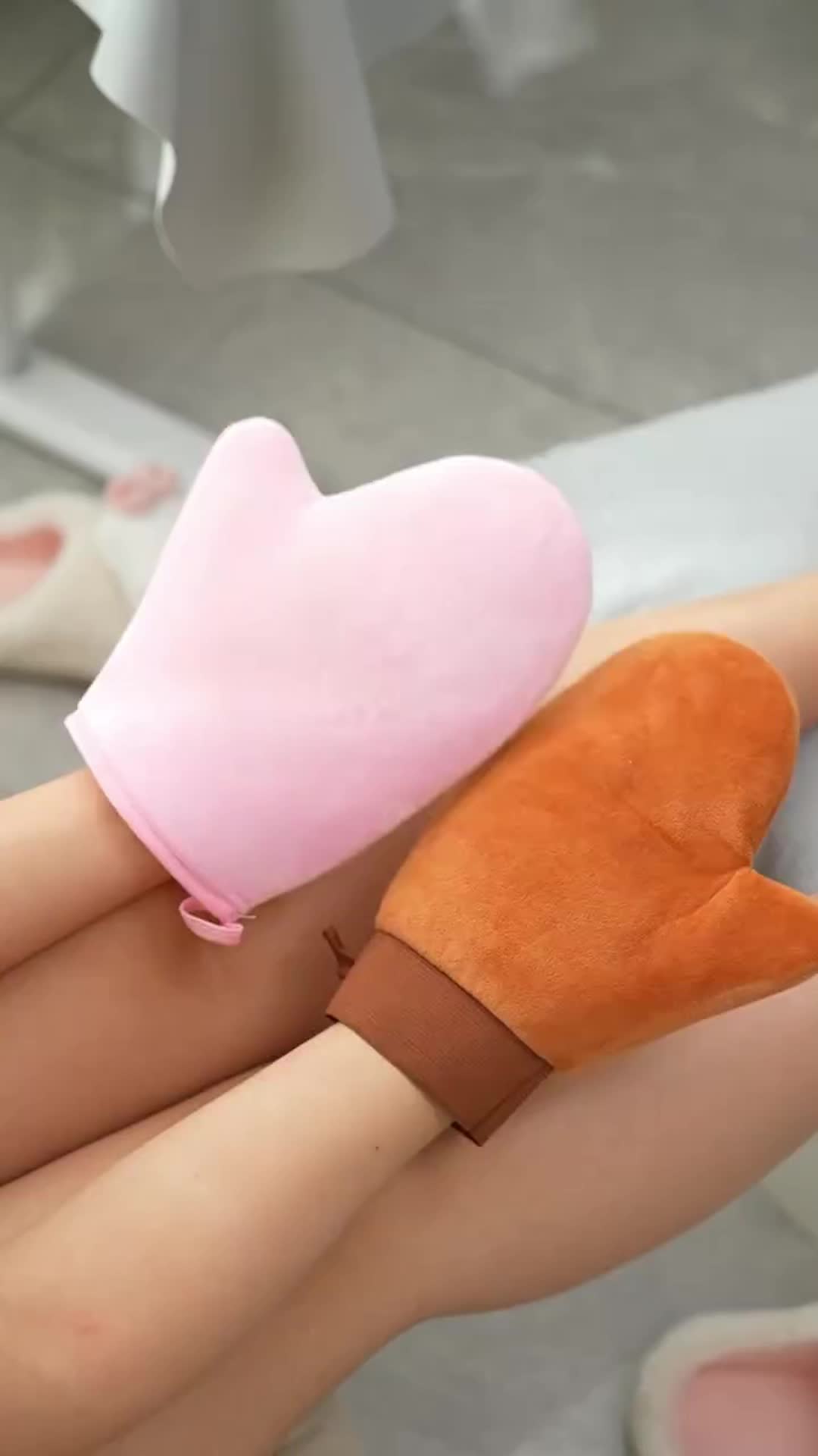 ถุงมือทา ครีมและโลชั่น ใช้ซ้ำได้ ออกแบบมาเพื่อเปลี่ยนการสัมผัสด้วยมือ ให้เนื้อผิวเรียบเนียนและสม่ำเสมอ โดยไม่ทิ้งสารตกค้างไว้บนมือ 