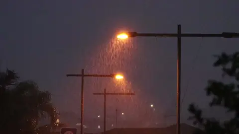 يقول تعالى ذكره مخبرا عن قيل هذا المؤمن لقومه من الكفرة: ( مَا لِي أَدْعُوكُمْ إِلَى النَّجَاةِ ) من عذاب الله وعقوبته بالإيمان به, واتباع رسوله موسى, وتصديقه فيما جاءكم به من عند ربه ( وَتَدْعُونَنِي إِلَى النَّارِ ) يقول: وتدعونني إلى عمل أهل النار. وبنحو الذي قلنا في ذلك قال أهل التأويل. #السديس #غافر 