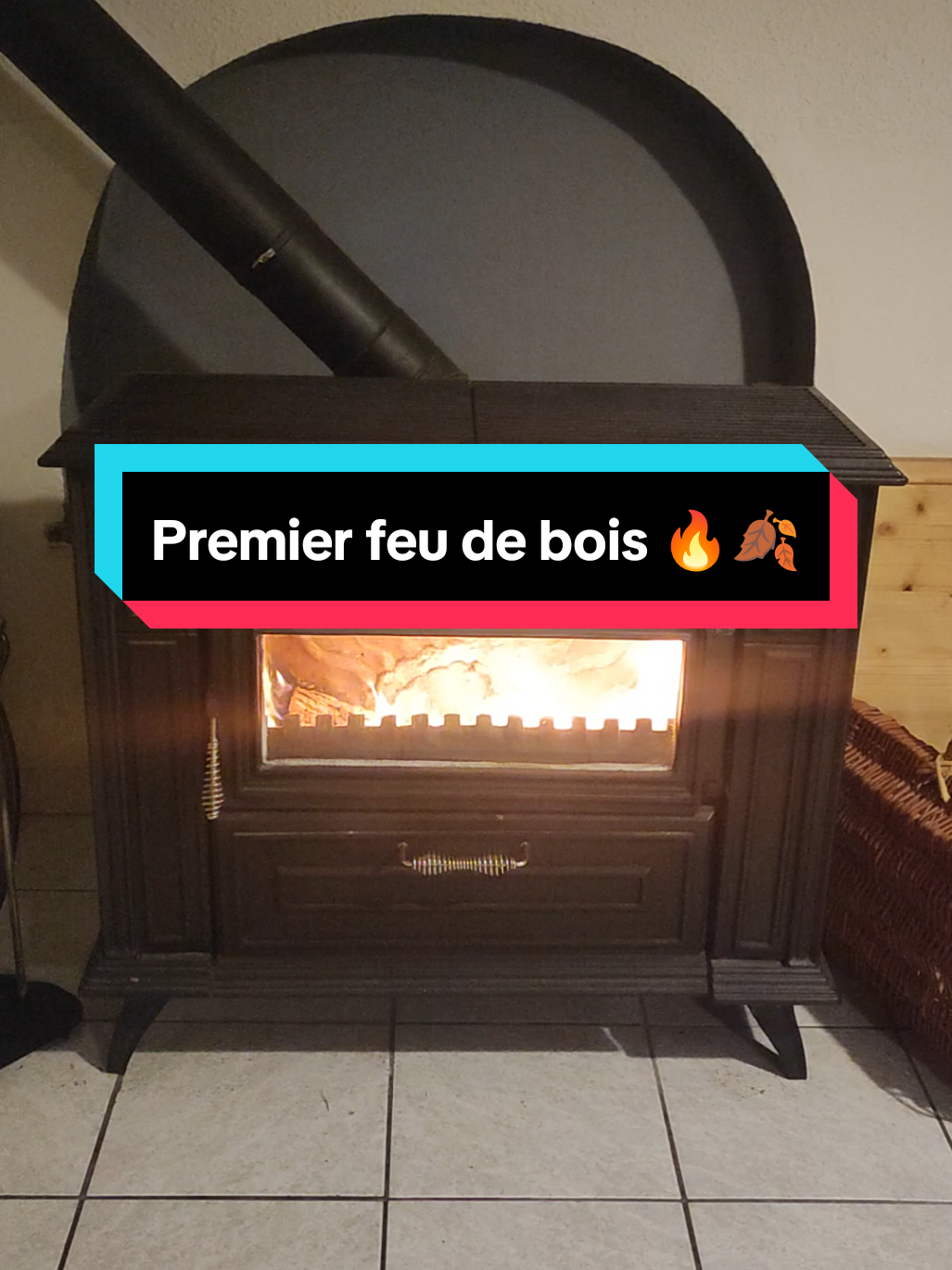 Changement de saison, premier feu allumé au poêle à bois ✨ Rien de tel qu’un bon feu qui crépite pour accompagner l’automne 🍂🔥 Ferme les yeux et profite de l’ASMR du bois qui brûle… #asmr #feudebois #cosyvibes 