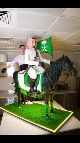 أكبر فرس سعودي ملكي مصنوع من كيك ♥️ حبيت أعايد الشعب السعودي العظيم باليوم الوطني على طريقتي بفكرة كيك جداً مميزة لهدي المناسبة ♥️🇸🇦♥️ كل عام وسعوديتنا بألف خير وسلام  #creatorsearchinsights #tiktokcookbook #93saudinationalday 