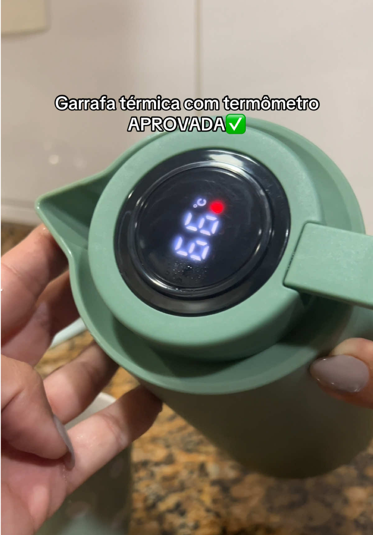 Garrafa térmica com termômetro  Disponível em 6 cores 1 litro de capacidade  Confere o link pq é baratinho! #horadocafe #tiktokshop #garrafatermica #cafezin 