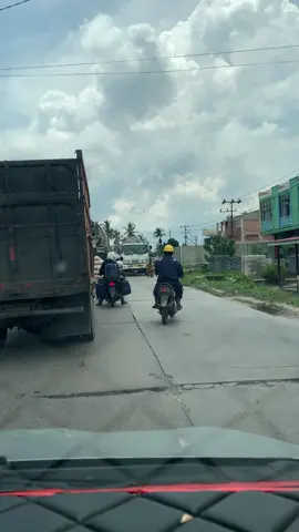 Salut buat adek nya menolong kakek menunjukkan jalan agar ke tepi jalan 👍 #fyppppppppppppppppppppppp #fyppppppppppppppppppppppp #foryoupage 