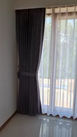 GORDEN POLOS BAHAN BLACKOUT IMPORT dengan model terbaru dan tersedia bermacam macam warna jenis kain ini terkenal dengan bahannya yang tebal jadi membuat gorden semakin elegant. 1 Helai gorden ada 6 lipatan gelombang dan 12 lubang smokring jika dibentangkan menjadi 140cm . sangat cocok digunakan di lebar jendela 0.60cm sampai 90cm jika lebar jendela rumah nya 1 meter atau 1,50cm saya sarankan menggunakan 2 helai gorden supaya hasil nya menjadi elegant. untuk konsultasi masalah gorden , soal ukuran dan custom gorden silahkan kaka chat admin kami, Kami dengan senang hati akan melayani anda. Proses pengerjaan sangat teliti dan tidak asal asalan. Harga sangat sebanding dengan kualitas produk yang diberikan jadi jangan tergiur dengan produk yang beredar dipasaran kami hanya menjual produk gread A bukan KwKwan . Be a smart buyer.. happy shopping #gordenblackoutimpor #gordenmurah #gordenminimalis #gordenbandung #hordeng 