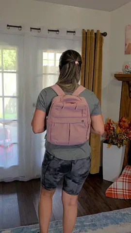 Mini mochila que trae múltiples bolsillos,  ideal para las mamitas que tienen niños, o para chicas de todas las edades. Es super espaciosa asi que aqui puedes llevar de todo. trae 2 bolsillos para las botellas con agua y bolsillos de diferentes tamaños.  Enamorada de esta preciosura. 10 de 10 #minibackpack #backpack #mombag #diaperbag #spotlightfinds 