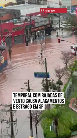 Toda a cidade de #SãoPaulo está em estado de atenção para #alagamentos na tarde desta segunda-feira (22/9), segundo o Centro de Gerenciamento de Emergências Climáticas (CGE) da prefeitura. Com o temporal que atinge a cidade nesta tarde, o Corpo de Bombeiros já foi acionado para mais de 284 quedas de árvores, oito desabamentos e 13 enchentes. A Defesa Civil do estado também emitiu um alerta para temporais com rajadas de vento nas próximas horas. De acordo com o CGE, a propagação de uma linha de instabilidade, associada à chegada de uma frente fria, está provocando chuva forte com potencial para queda de granizo e fortes rajadas de vento entre as regiões de Piracicaba, Sorocaba, o oeste e sudoeste da Grande São Paulo e a zona sul da capital paulista. Foram registradas rajadas de vento de até 98,2 Km/h, às 14h08, na cidade paulista. Imagens compartilhadas nas redes sociais mostram a chuva provocar estrago pelo estado. Em um vídeo obtido pelo Metrópoles, é possível ver fortes ventos derrubarem uma cerca de proteção de uma obra, na Rua Dom José de Barros, no centro da capital paulista. Em outras gravações, a chuva balança árvores e assusta moradores. Ainda conforme o CGE, até o momento, estão registrados sete pontos de alagamentos pela cidade de São Paulo. No centro, a Alameda Nothmann se encontra intransitável. Outros pontos nas zonas leste, sul, oeste e norte estão alagados, mas transitáveis. #TikTokNotícias 📹 @lorena.basilia (ig) | @myhoodbr