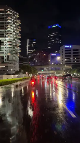 Jakarta after rain✨💦#rain#jakartanight#jakartarain#jakarta24jam#skyview#jakartaplacetogo#jakartasudirmanthamrin #spotbengongjaksel#fyp#berandatiktok 