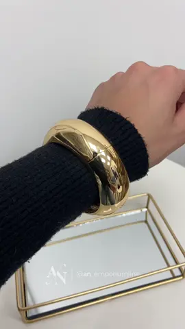 Adicione agora no seu carrinho  o Bracelete que vai deixar os seus looks ainda mais poderosos! 😍✨🫶🏼 Resgate o cupom de 10% de desconto e aplique no final da compra! 🎁🎟️ #semijoias #bracelete #acessoriosfemininos #look #dourado 