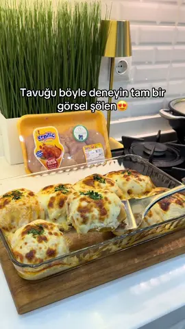 Akşam yemeğine misafir sofralarınıza yakışacak bir ana yemek ile geldim tam bi görsel şölen kaydedip deneyin mutlaka favori tarifleriniz arasında yer alacak🥰❤️ #reklam  Krepli beşamel soslu tavuk Bardak ölçüm 250ml  Malzemeler  Krep için; 3 yumurta 1,5 su bardağı süt 1 çay kaşığı tuz 1,5 su bardağı un İç malzemesi; 800 gr tavuk bonfile 1 adet soğan  2 yeşil biber  2 kapya biber Yarım çay bardağı zeytinyağı  1 tatlı kaşığı salça 1 tatlı kaşığı tuz  1 tatlı kaşığı kekik 1 çay kaşığı Pulbiber  1 çay kaşığı karabiber 1 çay kaşığı tatlı kırmızı toz biber ( doldururken içerisine rende kaşar) Beşamel sos için; 1 yemek kaşığı tereyağı  1.5 yemek kaşığı un 2 su bardağı süt  Yarım çay kaşığı kadar tuz ve karabiber  Üzeri için ; Rende kaşar peyniri  Yapılışı  Öncelikle krep hamuru için tüm malzemeleri derin bir kabın içerisine alıp iyice çırpalım ardından hazırladığımız harcı birer kepçe önceden ısıttığımız orta ateş tava döküp yayalım üzeri göz göz olunca çevirip az pişirip alalım tüm harç bitene kadar bu işlemi tekrarlayalım toplamda 8 adet çıkacak. Ardından iç harcı için tavukları küp küp doğrayıp derin bir tavaya alalım rengi dönene kadar kavuralım suyunu salana kadar pişirelim ardından zeytinyagini  küp küp doğradığımız soğan ve biberleri üzerine ekleyip kavuralım salça ve baharatlarını ekleyip bir kenara alalım. Beşamel sos için tereyagini tavaya alıp eritelim üzerine unu ekleyip kavuralım sütünü  tuz ve karabiberi ekleyip  kaynayıp koyulaşıncaya kadar pişirip Ocaktan alalım. İster bir kasenin içerisine isterseniz direk tahta üzerine krebi alalım tavuklu iç harcını ekleyelim üzerine bir tutam kaşar peynirini ekleyip kapatıp borcama dizelim üzerini hazırlamış olduğumuz beşamel sosunu dökelim rendelediğimiz kaşar peynirini Serpilim 200° altüst ayar fırında üzeri kızarıncaya kadar pişirelim yapacaklara şimdiden afiyet olsun🥰❤️ #erpiliç #tavuk #tavukyemekleri #beşamelsoslutavuk          