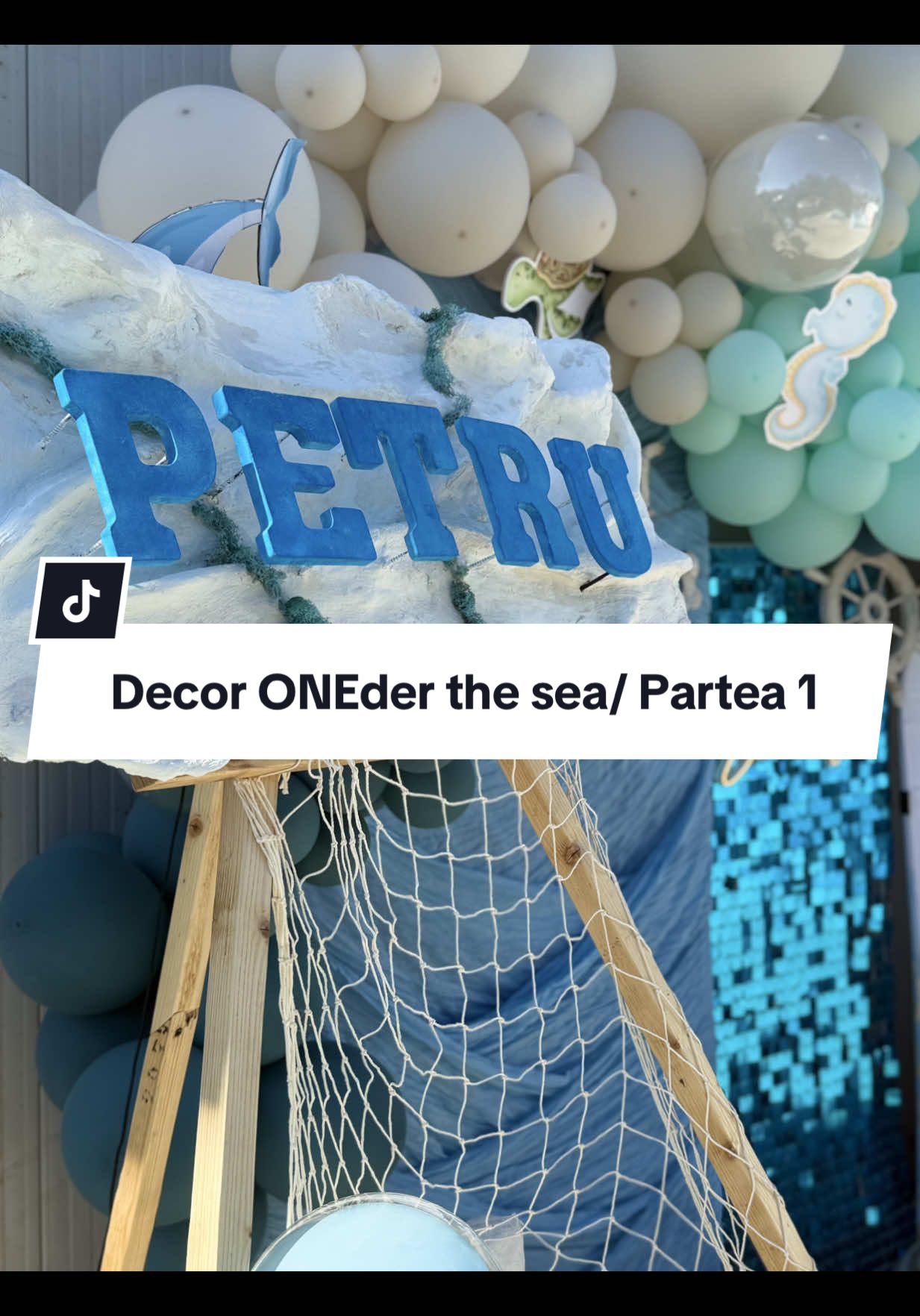 Prima aniversare merită magie. Panoul artistic cu numele personalizat și delfinul care pare că înoată au adus atmosfera de ocean chiar la petrecere. Iar acesta este doar începutul decorului Oneder the Sea!  Fiecare colț a fost creat să transmită bucurie și să transforme aniversarea într-o amintire unică. #OnederTheSea #DecorPetrecere #Aniversare1An #DecorEvenimente #decorpersonalizat    