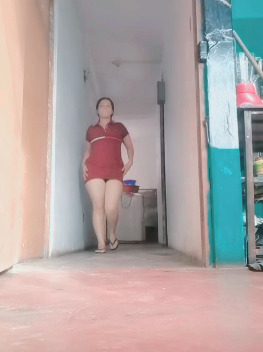 MUJER K CAMINA EN EL PASADIZO  #viraltiktok #f #latina #nativa #p