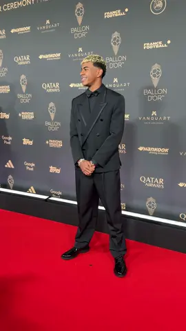 Il sorriso più bello del calcio. #LamineYamal alla cerimonia del #Pallonedoro in un total look @Dolce & Gabbana #Yamal #BallondOr 