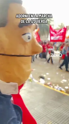 Adorni paseando en la marcha de la izquierda y hablando del age of empires 2 #adorni #aoe #izquierda #argentina #politica 
