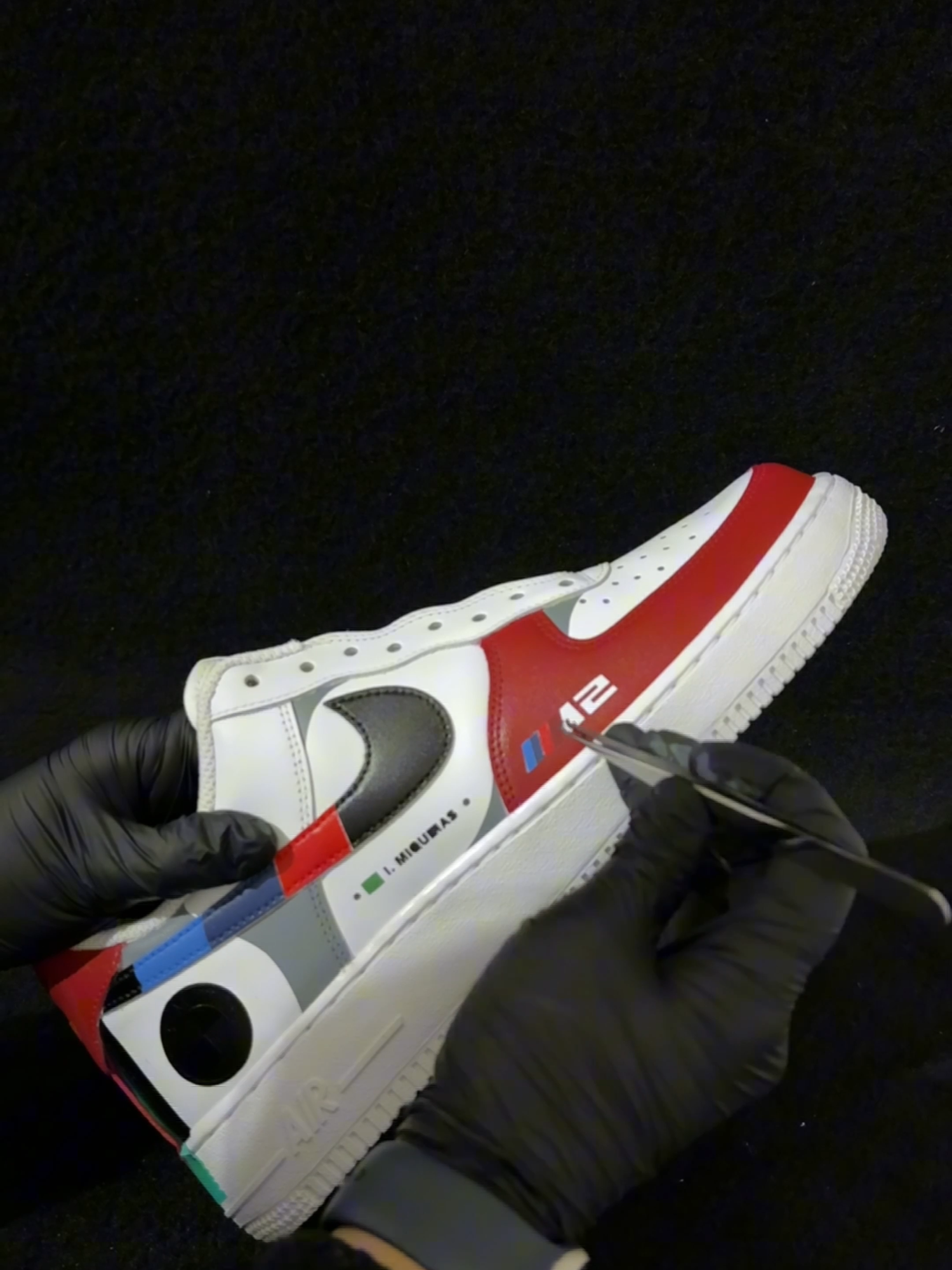 Se liga nesse Nike Air Force da BMW M2 que customizamos aqui no studio! 🏁🔥🚘 Cada detalhe foi cuidadosamente trabalhado para alcançar um resultado impecável. Curtiu? Fala com a gente e garanta a sua custom exclusiva! #handpaintedshoes #customshoes #customsneakers #bmwm3 #airforce1custom #customnike #bmwstyle #sneakerart #mperformance #nikeairforce #customizerdepot #luxurysneakers #m3gang #bmwlifestyle #shoeart #sneakerhead #bmwfan #m2 #bmwm2