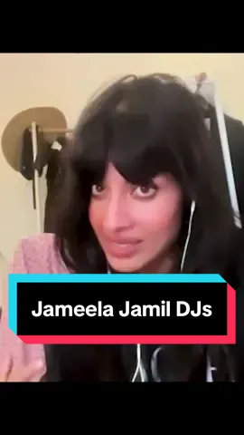 @Jameela Jamil we will never look a pringles can the same again #jameelajamil #dj #fyp #storytime 