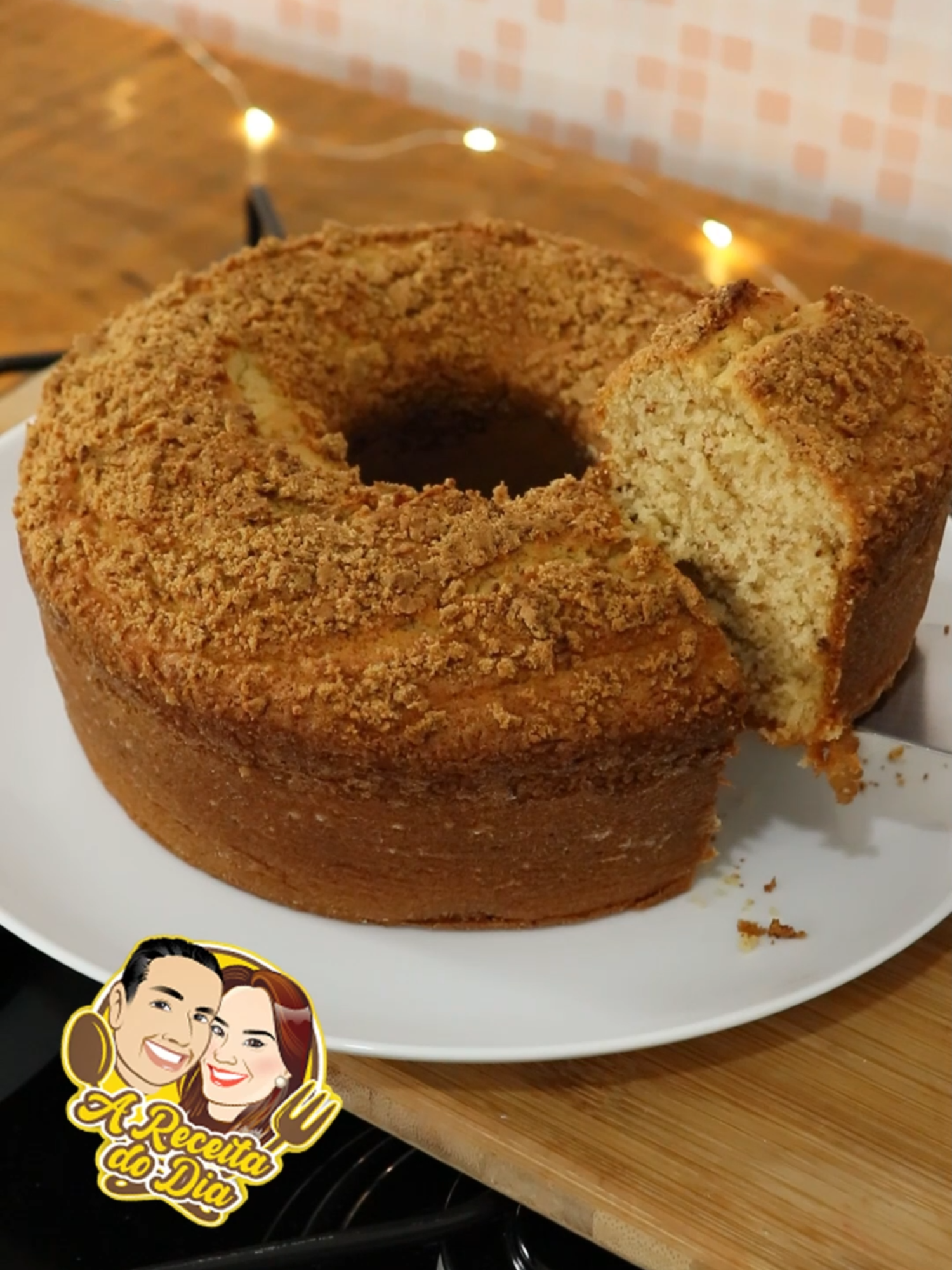 Minha xícara tem 210ml.  INGREDIENTES: 3 ovos (150g) 1/2 xícara (chá) de açúcar (90g) 1/2 xícara (chá) de manteiga sem sal (100g) 1/2 xícara (chá) de leite (110ml) 1 e 1/2 xícara (chá) de farinha de trigo (205g) 1/2 xícara (chá) de paçoca esfarelada (110g) 1 colher (sopa) rasa de fermento em pó (14g) 2 paçocas para colocar por cima (35g)   MODO DE FAZER - Acompanhe o passo a passo no vídeo. Muito Obrigada! #sobremesa #sobremesafacil #sobremesasrapidas #domingo #fds #cozinha #receita #receitafacil #receitasfaceis #receitasimples #foryou #areceitadodia #fy