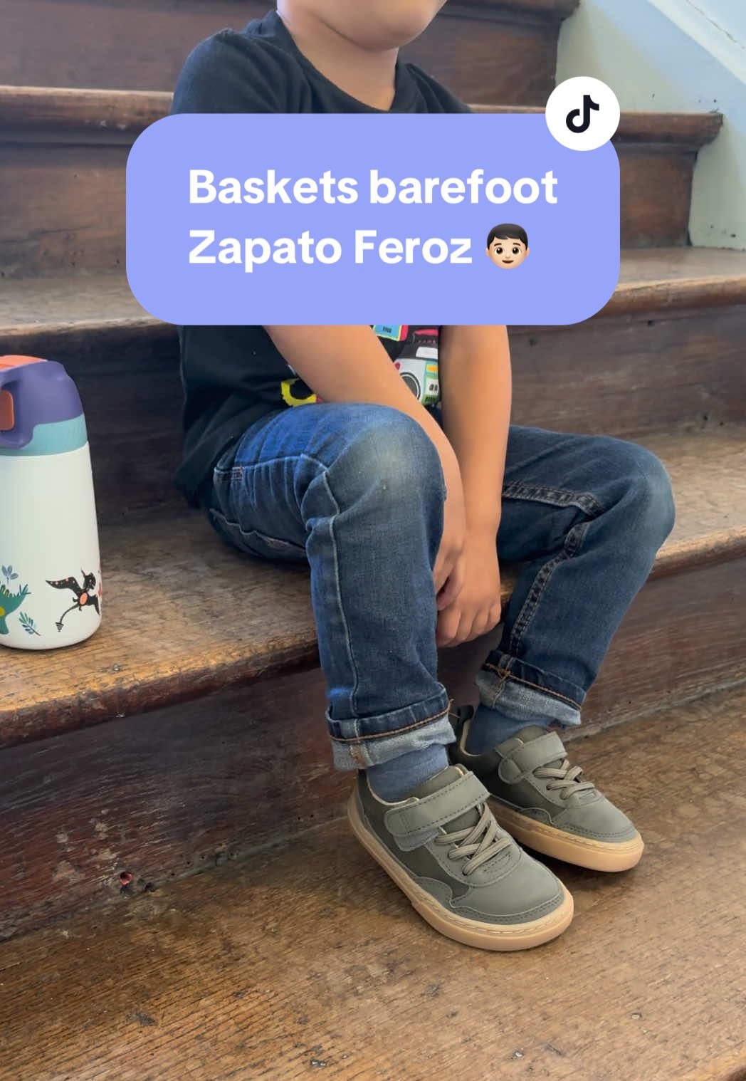 Les chaussures que ton enfant doit avoir en automne ? Une paire de baskets stylées,  confortables et qui respectent ses pieds ! Ces sneakers enfant Zapato Feroz sont barefoot, souples, légères, avec une semelle fine et antidérapante. Elles sont connues pour leur résistance et leur tenue dans le temps. Les enfants les adorent, les parents aussi. Le modèle Faura est disponible sur Petits pas de Géant en 4 coloris, du 24 au 35 ! 🦶🏻💚 #petitspasdegeant #zapatoferoz #basketsenfants #chaussuressouples #barefoot 