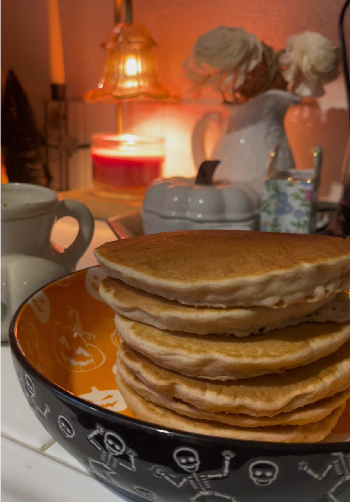 Who else thinks fall mornings + pancakes = pure magic?  🥞 happy first day of Fall!!!!  . . . . . #slowmorning #pancakes #pancakebreakfast #momlife #cozymorning 