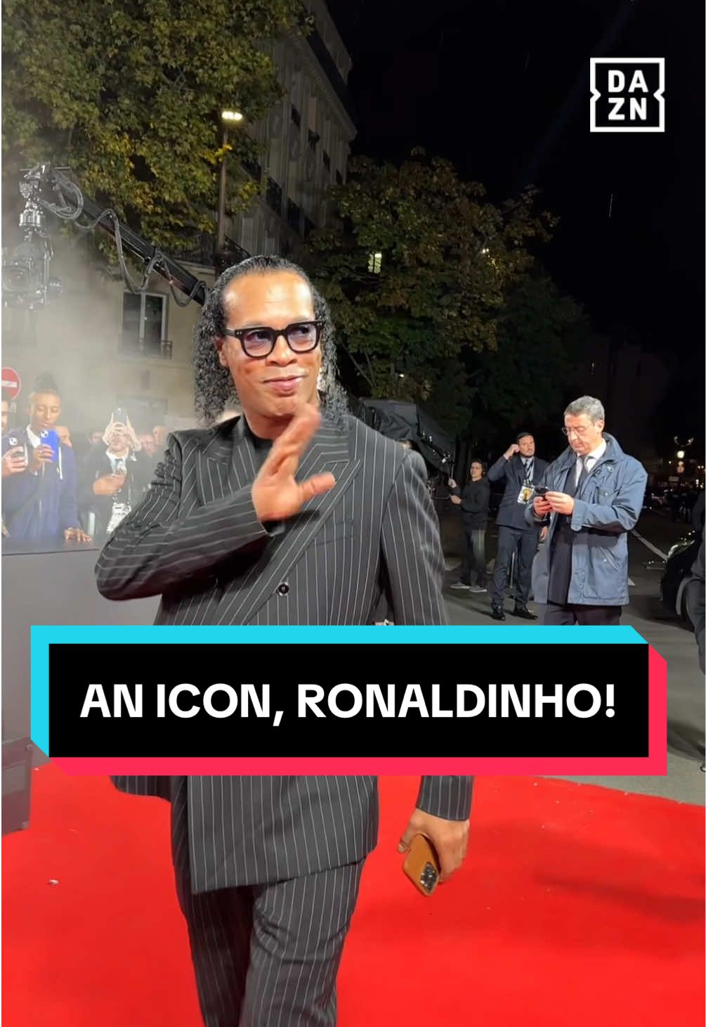 The legendary Ronaldinho arrives! 🤩 He’ll be handing out the Ballon d’Or trophy tonight 🙌