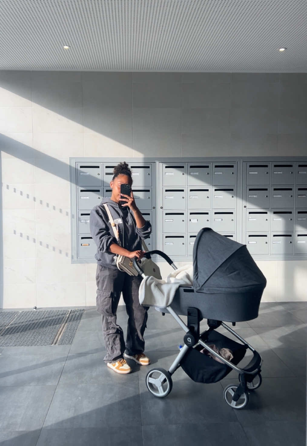 J’avais envie de faire cette trend un peu différemment de ce qu’on voit. Je ne remercierai jamais assez mon entourage pour leur soutien, leur présence mais si aujourd’hui j’arrive à autant bien gérer c’est en premier grâce à moi. ♥️ J’ai décidé de VIVRE avec et sans les enfants car ils ne sont pas un frein bien au contraire ils sont pour moi une source d’énergie. J’aurai pu décider de rien faire, de rester enfermée chez moi mais à la place de ça je continue de VIVRE. #twinsmum #grossessegemellaire #grossesse #postpartum 