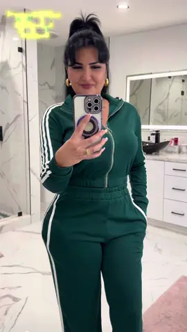 Luce siempre a la moda con este conjunto deportivo de dos piezas en color verde esmeralda 🌿. Con diseño casual, chaqueta con cierre y pantalones cómodos de cintura alta, es perfecto tanto para tus entrenamientos como para un look urbano con estilo. ¡La comodidad y el glamour en un solo outfit! 💚🔥 #ModaMujer #RopaDeportiva #ChicCasual #EstiloUrbano #ConjuntoDeportivo     