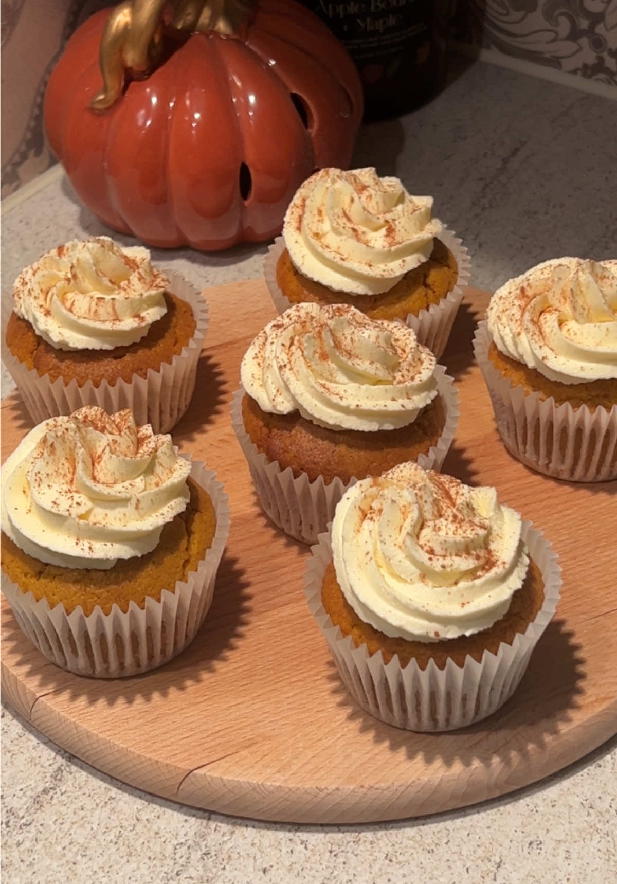 Pumpkin cupcakes 🧁🧡 ⭐️Ingredients⭐️ (Recipe makes 6 cupcakes) 1 egg 65g sugar 60g unsalted butter, melted 1/2 tsp vanilla extract  100g flour 1/2 tsp cinnamon powder 1/4 tsp baking soda 1 tsp baking powder 110g pumpkin puree  30g milk Bake in a preheated oven at 170°C for 20 minutes! 💞 Icing  100 whipping cream 60g cream cheese 30g sugar #baking #cupcakes #pumpkincupcakes #pumpkin #Recipe 