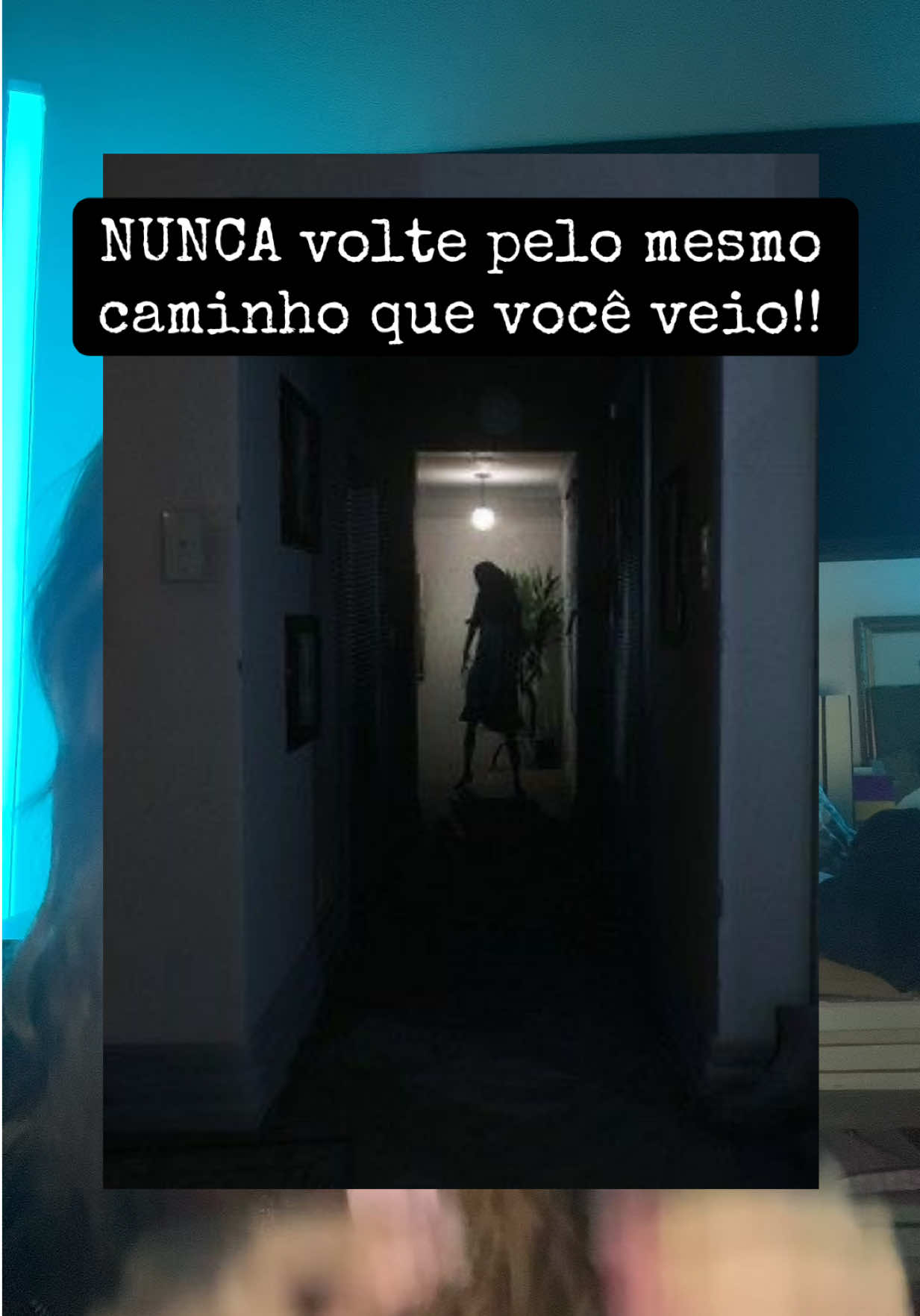 Eu nunca mais voltaria a pé pra casa na vida e não olharia mais pra postes de luz, beijos  #historiasassustadorasreais #relatossobrenaturaisreais #lendasfolcloreterror #relatosgringosterror #tiktokhorror #horror #terror #terrortiktok #terrorbrasil #terrorsobrenatural #fy #fyp #trending 