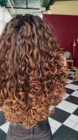 4 horas de trabalho beeeem resumidas haha #fyyyyyyyyyyyyyyyy #cabelocacheado #cacheadas #morenailuminada 