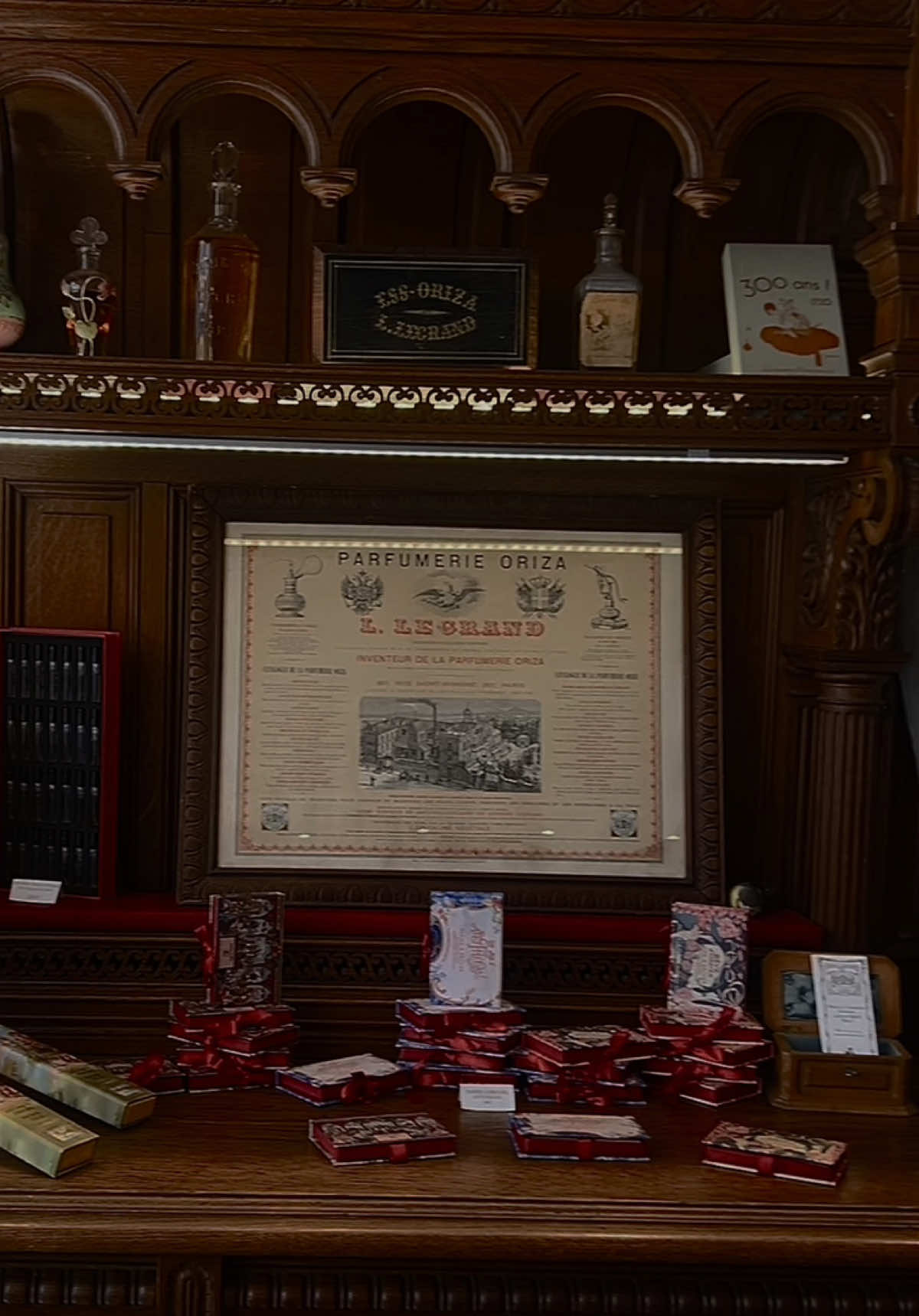 𝓷𝓸𝓽 𝓼𝓹𝓸𝓷𝓼𝓸𝓻𝓮𝓭. Enter the apothecary perfumery suppling Queen Victoria, Louis XV, Napoléon and his wife Joséphine way back when. They have existed since 1720 and it is one of the oldest parisian perfumeries, which today still stays true to it’s apothecary roots. This posts intention is to share my love for the apothecary and vintage. #apothecary #skincare #perfumetok #vintagevibes #officineuniversellebuly 