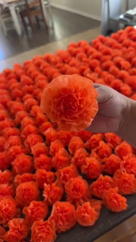 Dia de los muertos altar top diy. I’ve had this idea since 2021 but I knew it would take too much time. Took 3 days to make the flowers but hope you guys like it. ☺️ #diademuertos #ofrenda #creative #DIY #cempasúchil 