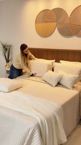 O Kit Cobre Leito PomPom com 300 Fios une sofisticação e conforto em um só produto. ✔️ Tecido de 300 fios, resistente e com toque refinado. ✔️ Matelado ultrassônico ✔️ Detalhe em pompons, adicionando charme e delicadeza à composição. Uma escolha ideal para quem busca elegância no quarto ou deseja presentear em ocasiões especiais como casamentos e aniversários.