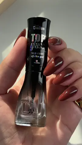 ✨ Brilho extremo, efeito gel, secagem rápida e resultado de impressionar… fala sério, um vídeo mostra muito melhor do que mil palavras, né? TOP GLASS, amores! 🖤 E digo mais, olha só a fórmula incrível que trouxe para o TOP GLASS ser o seu TOP COAT N°1: ▪️ PRESERVING COAT: escudo que prolonga cor e brilho por muito mais tempo ▪️ INSTANT DRYING: secagem imediata ao toque, sem marcas de dedo ou arranhões 🛒 Corre garantir o seu pelo link da bio! #dailus #topcoat #lancamento #brilhoextremo #efeitogel 