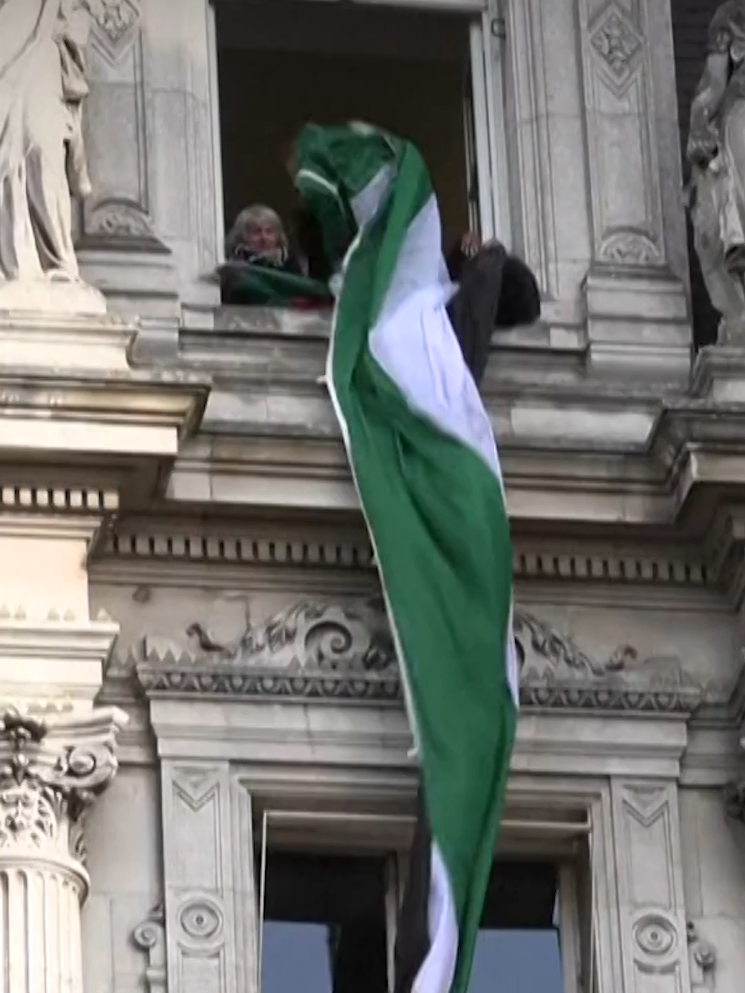French politicians unfurl Palestine flag on Paris's City Hall ahead of France's recognition of the State of Palestine. #france #paris #palestine #unga #pariscityhall