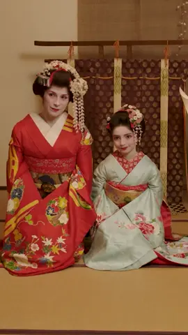 Cada que viajas, haces nuevos amigos, aquí la prueba. 🇯🇵😂 #DeViajeConLosDerbez #NuevaTemporada Estreno 👉 26 de septiembre por @primevideomx 🇲🇽🌎