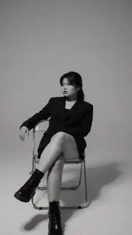 @kdsumarta.id:Ini prompt nya ya 🥰 Jadikan foto studio tanpa mengubah wajah, buat sedetail dan semirip mungkin dengan yang ada difoto, menampilkan seorang wanita muda cantik dan indenpenden berambut panjang yang sedang duduk santai di kursi logam estetik dengan posisi kaki bersilang dan memakai blezer hitam, baju croptop hitam rok hitam pendek dan spatu boota dengan kesan yang elegan dan misterius pencahayaan lembut dan minim, menghasilkan bayangan tegas dan suasana moody. latar polos cerah, estetika sederhana dan moderen dan ada sedikit sentuhan lampu senja dibelakang foto agak ke samping kamera #trendaifilter #geminiaipro #bcaxyz #fypage #lflflflfllflflfl💯😋 