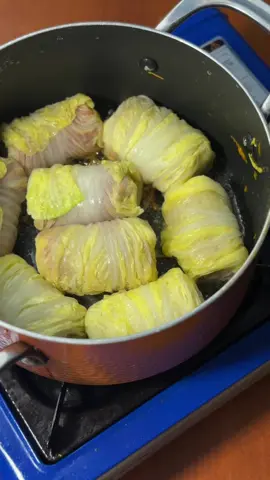 #pov: você tem 1 hora para fazer uma janta saudável  rolinho de acelga:  - 1 acelga  - 500g de carne moída (usei patinho) - 1 ovo - sal e pimenta a gosto  - alho e gengibre a gosto - 1/2 cebola picada - 1/2 cenoura ralada - 400g de passata de tomate - manjericão p/ finalizar  #receita #asmr 