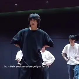 * jungkook balkona çıkarak evin önüne gelmiş olan kişiye bakmış gözlerini devirmişti. *   Ne Bogum'u Taehyung manyak mısın sen? Ayrıca evimin önünde ne işin var acaba gece gece sorabilir miyim??  * Taehyung arabasının camından sırıtarak bakarken Jungkook'u görmesi ile yüzü solmuştu. ( yerseniz)  Şaşkın bir şekilde Jungkook'a bakarak gözlerini kırpıştırmış durumun farkına vararak arabadan inmiş balkonun altına gelerek konuşmaya başlamıştı. * Burada bogum oturmuyor muydu?  * Jungkook gözlerini kısarak Taehyung'a bakmış mırıldamarak içeri girmişti. 