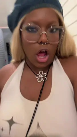 She fell right into my trap 😼 #parents #mom #OOTD #prank 