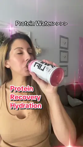 Water that hits different when it’s packing protein 👀💦 This isn’t meant to be compared to a shake, it’s water. Compare it to an electrolyte drink and see the difference 😍 It’s low calorie for a BIG bottle. It has 10g of protein. It has electrolytes and BCAA’S for rapid hydration and muscle recovery! 💪🏼 It tastes delicious and I love them ❤️ #PwrLift #ProteinWater #Electrolytes #MuscleRecovery #Fyp 