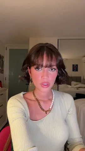 Recordando cuando me sentí PERRISIMA con este glam por @Cocktails and Glam  Antes de irme de PR nos sentamos y I spilled a LOT of tea vayan a ver la entrevista completa en su perfil. 