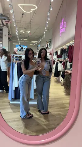 👩🏻‍❤️‍💋‍👩🏻 #fyp #fypage #val #bri #fypシ゚viral #OOTD #foryoupage @bri 🍓 